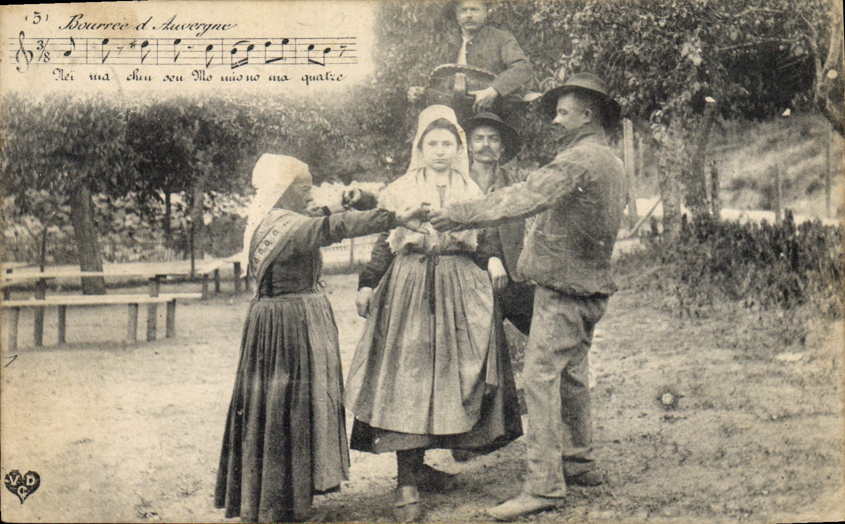 CPA Folklore Auvergne La bourree