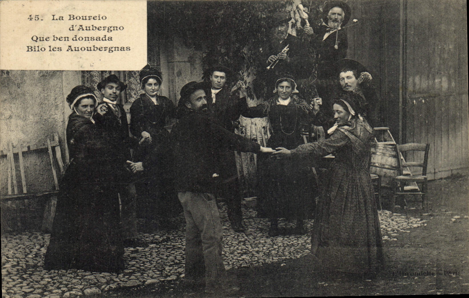 CPA Folklore Auvergne La bourree