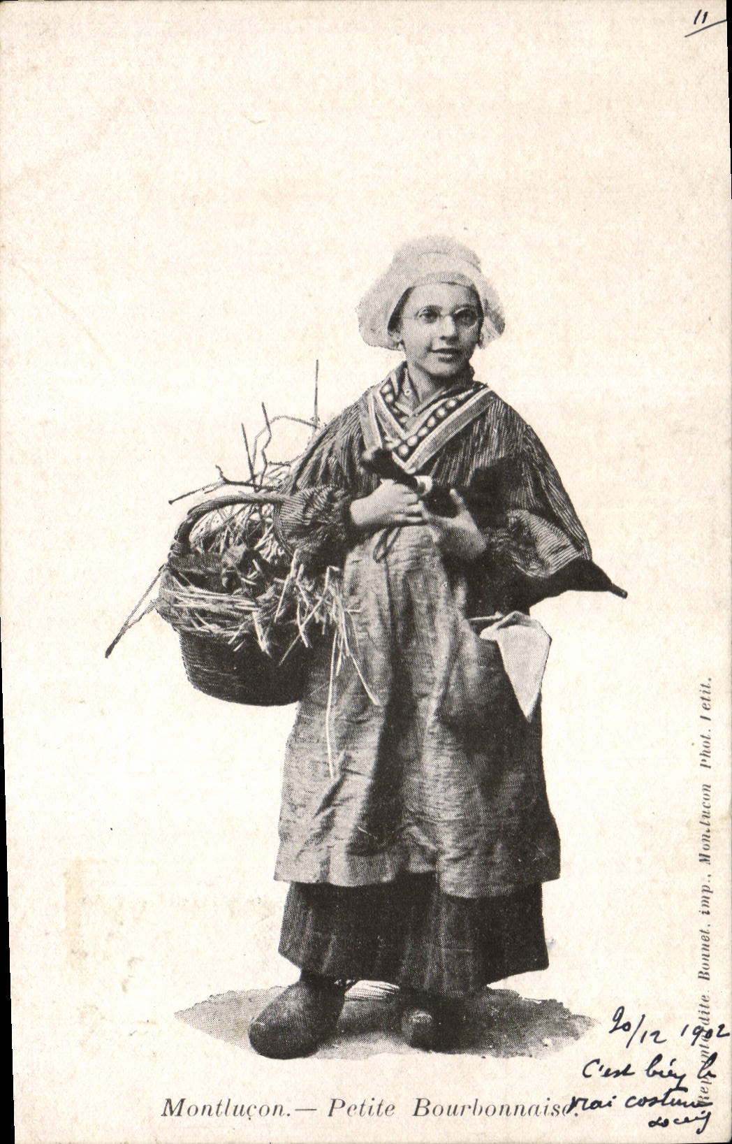 CPA Folklore Montlucon Petite Bourbonnaise Enfant