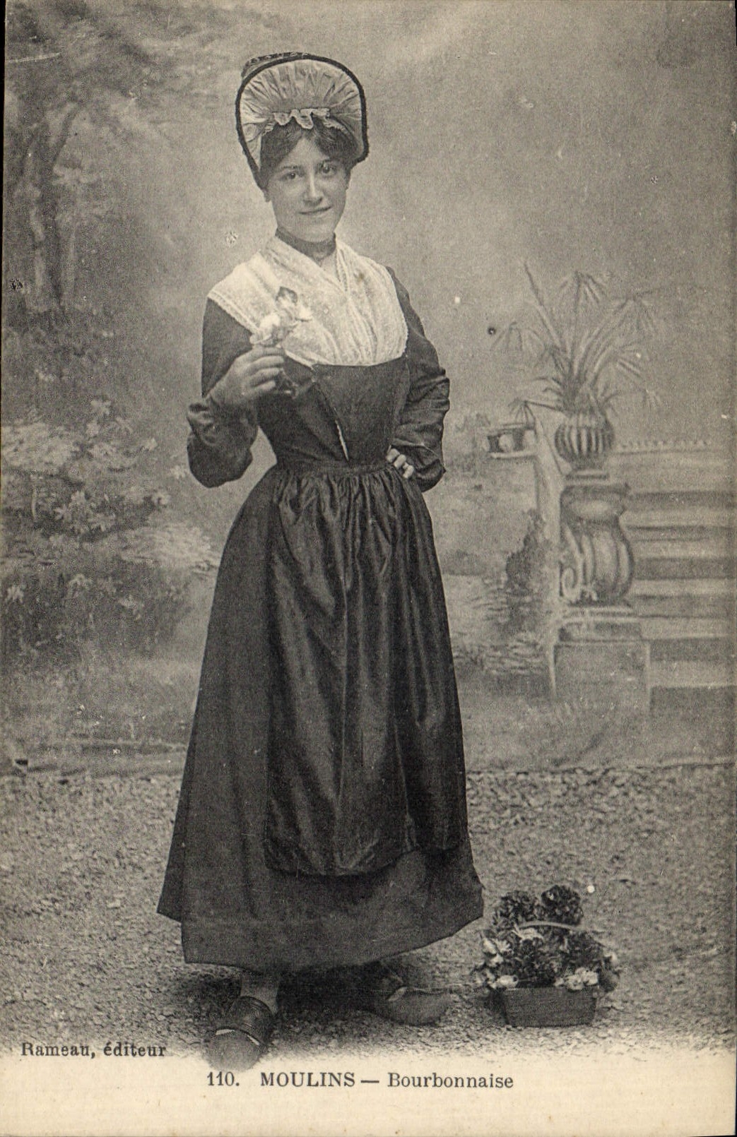 CPA Folklore Moulins Bourbonnaise