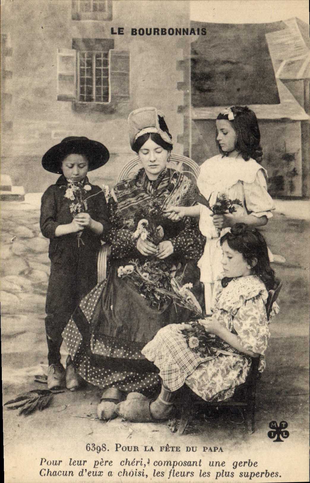 CPA Folklore Bourbonnais Pour la fete de Papa Enfants