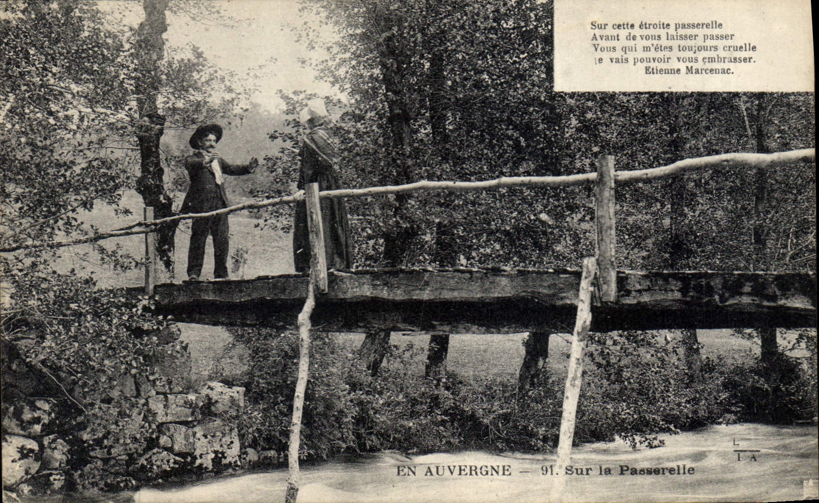 CPA Folklore Auvergne Sur la passerelle
