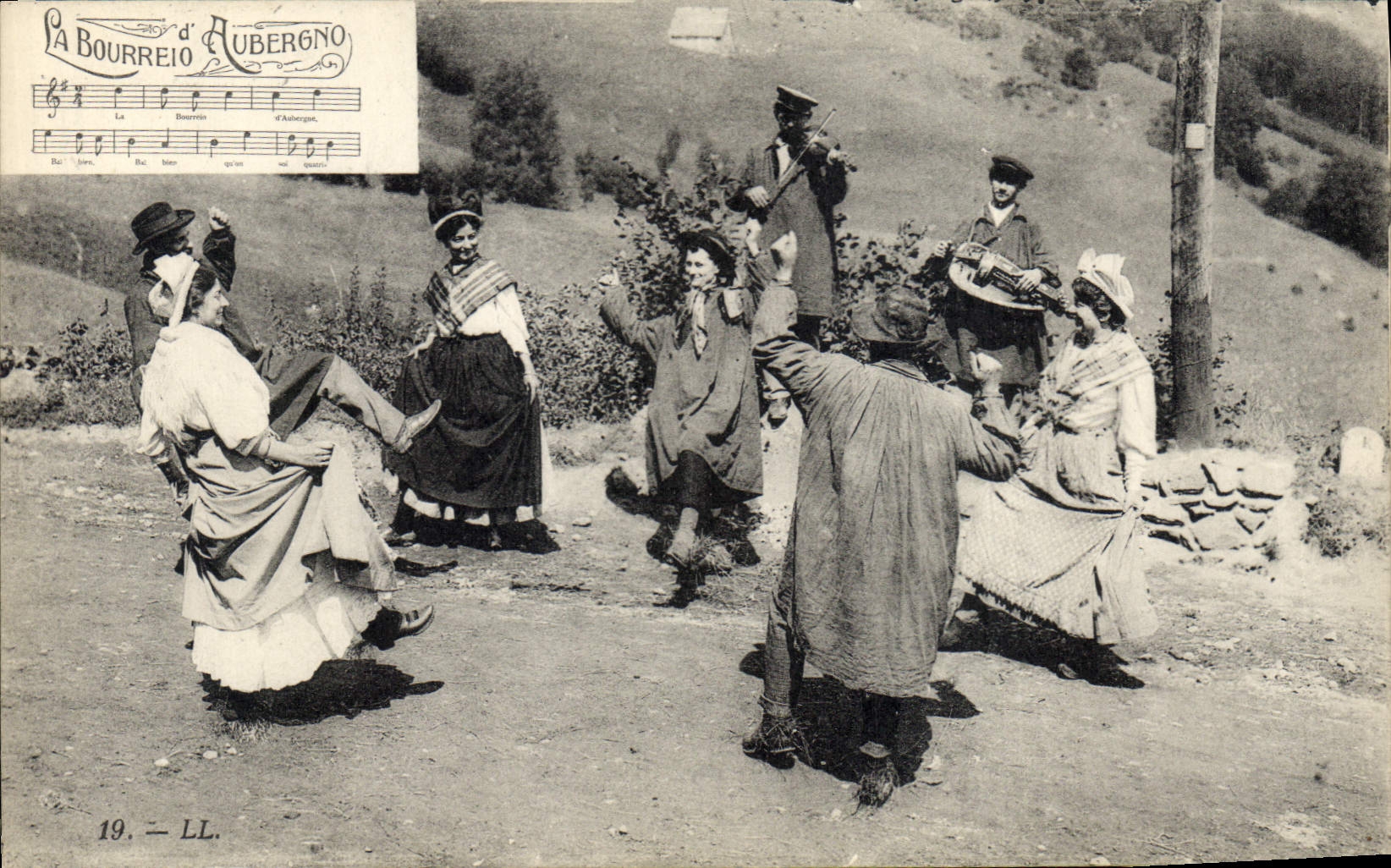 CPA Folklore Auvergne La bourree 