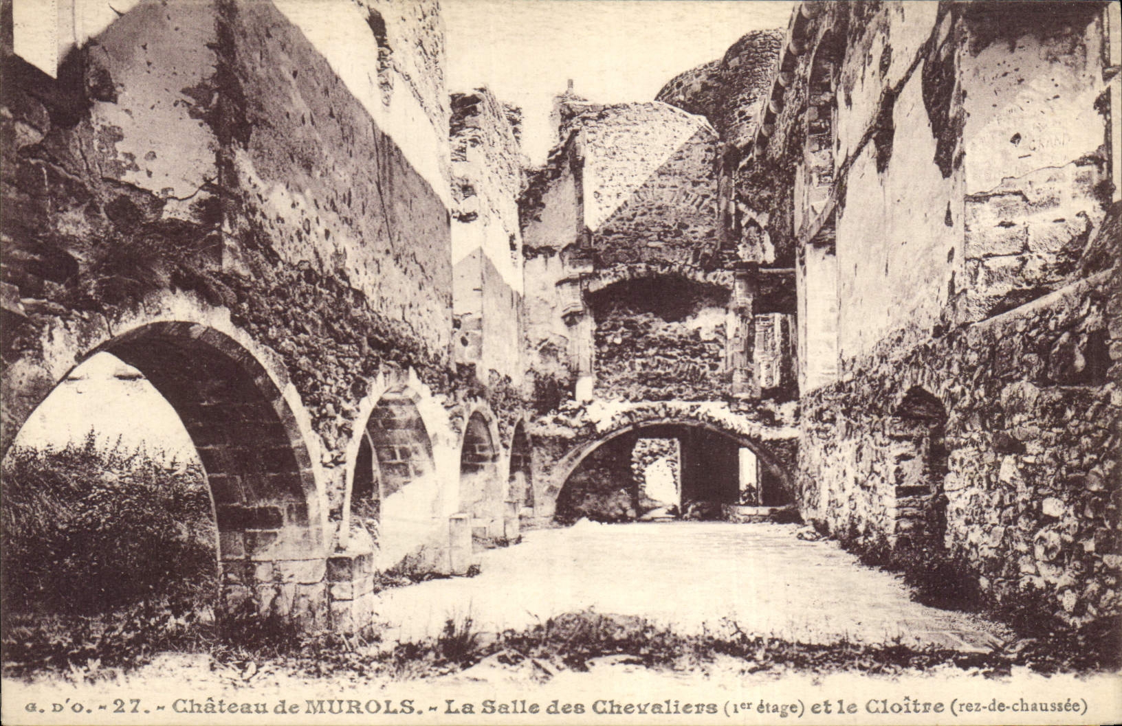 CPA Chateau de Murols La salle des Chevaliers et le cloitre