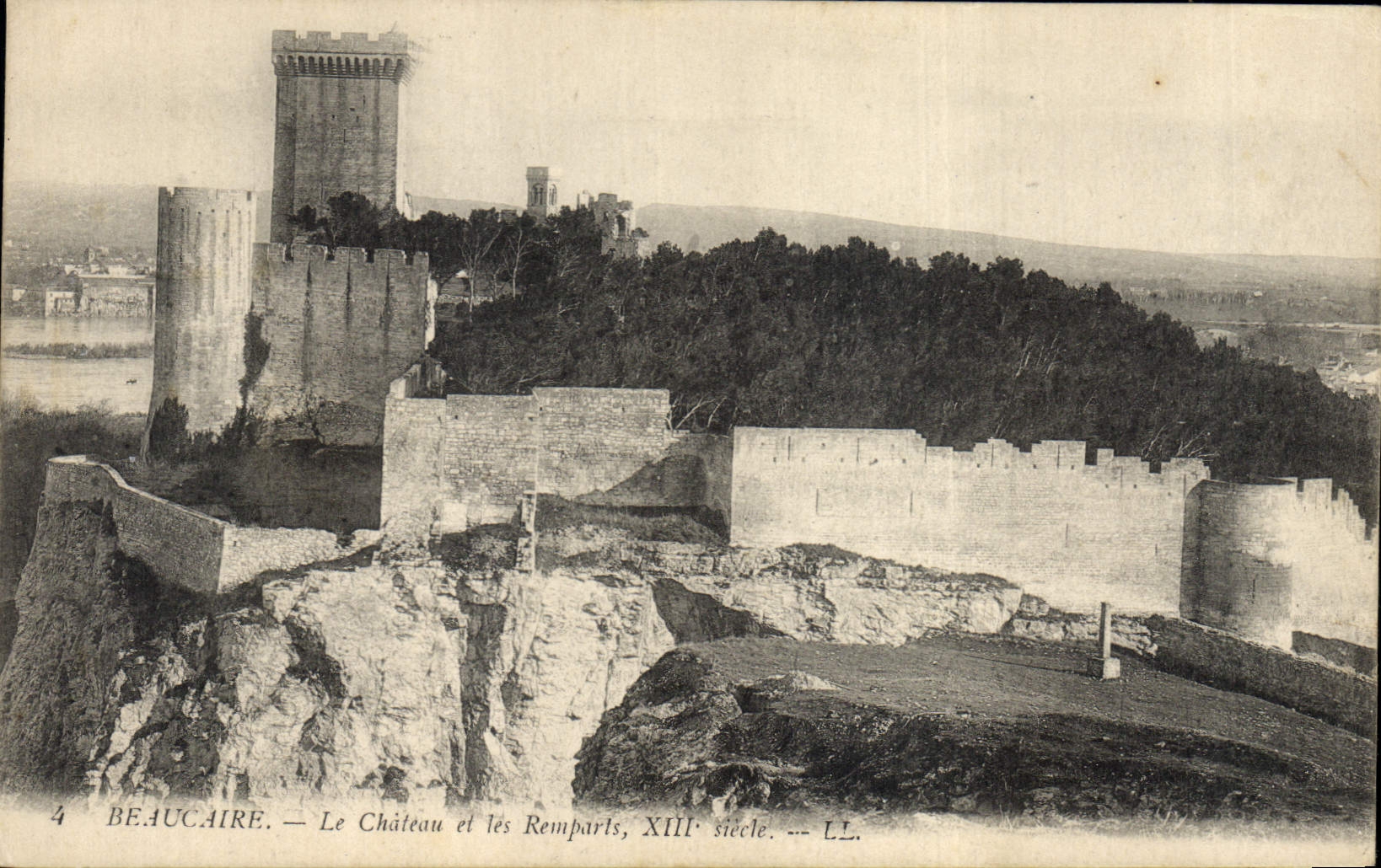 CPA Beaucaire Le Chateau et les remparts