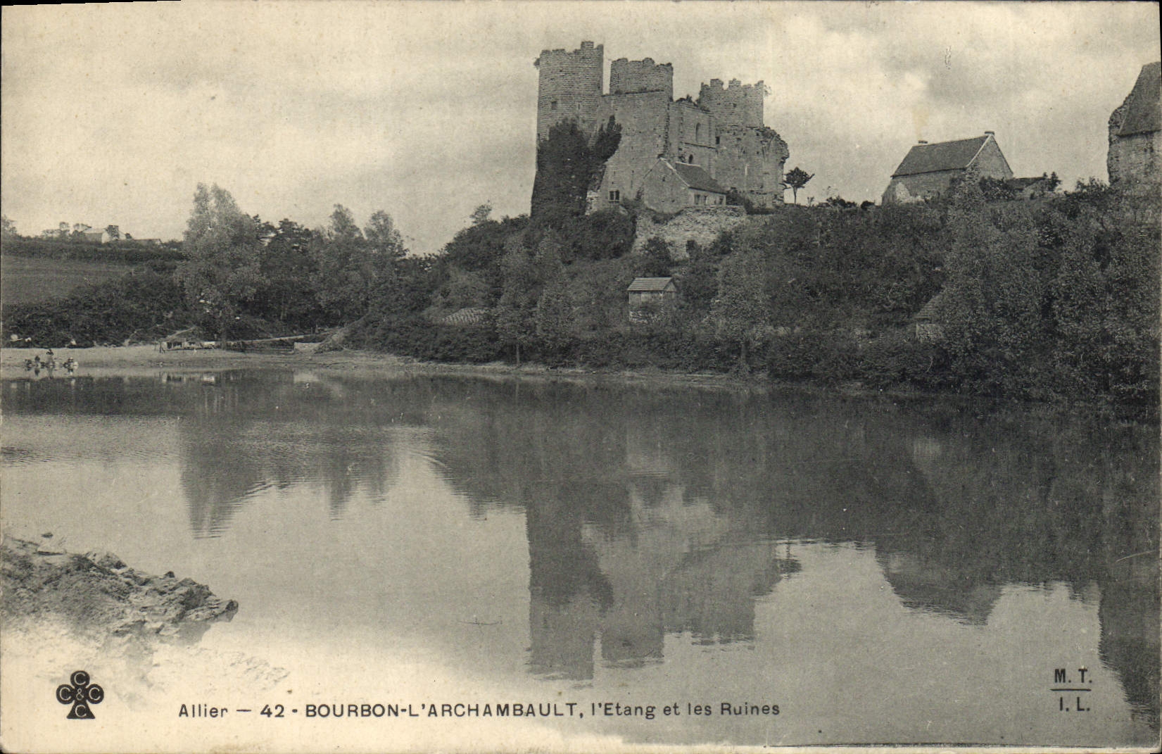 CPA Chateau Bourbon l'Archambault L'etang et les ruines