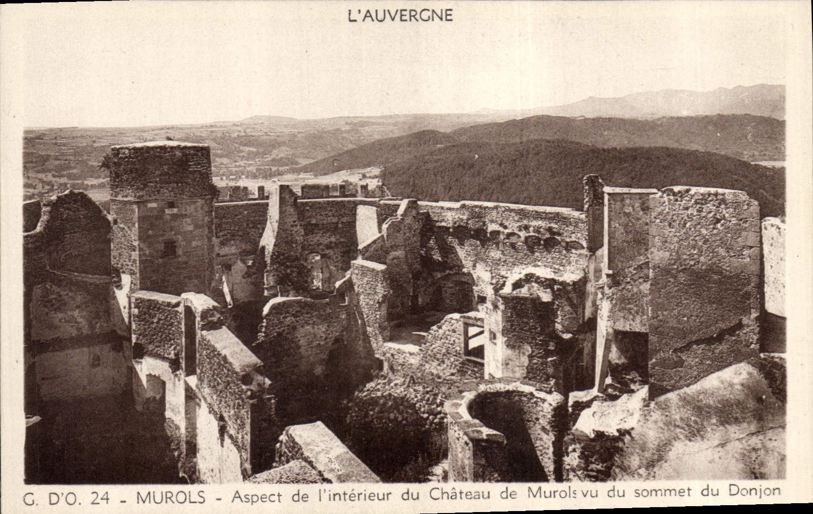 CPA Murols Aspect de l'interieur du Chateau de Murols vu du sommet du donjon Auvergne