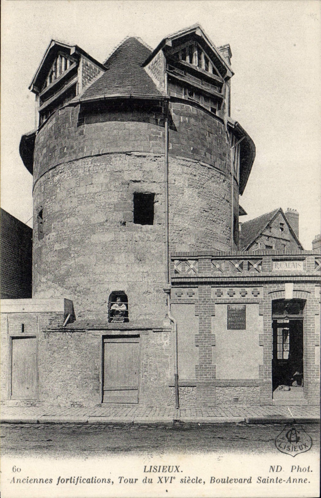 CPA Chateau Lisieux Anciennes fortifications Tour du 16eme Boulevard Sainte Anne
