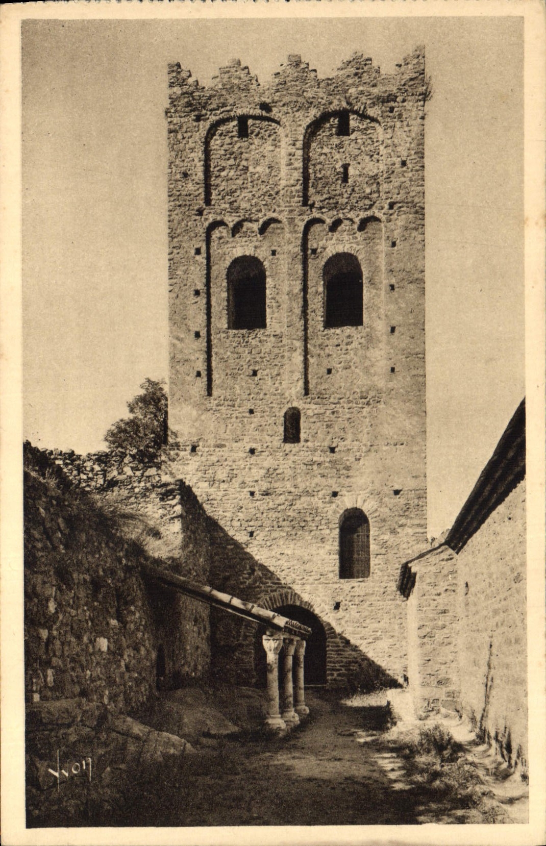 CPA Chateau Environs de Vernet les Bains Abbaye de St Martin du Canigou La tour et les tombeaux