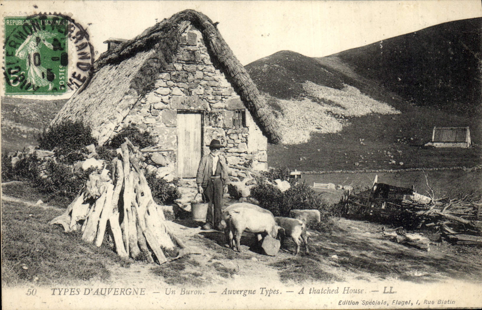 CPA Folklore Auvergne Un buron Cochons Porcs TOP