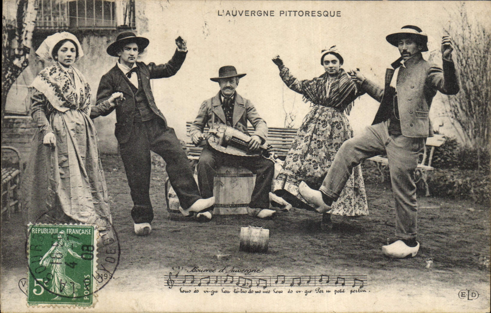 CPA Folklore Auvergne La bourree