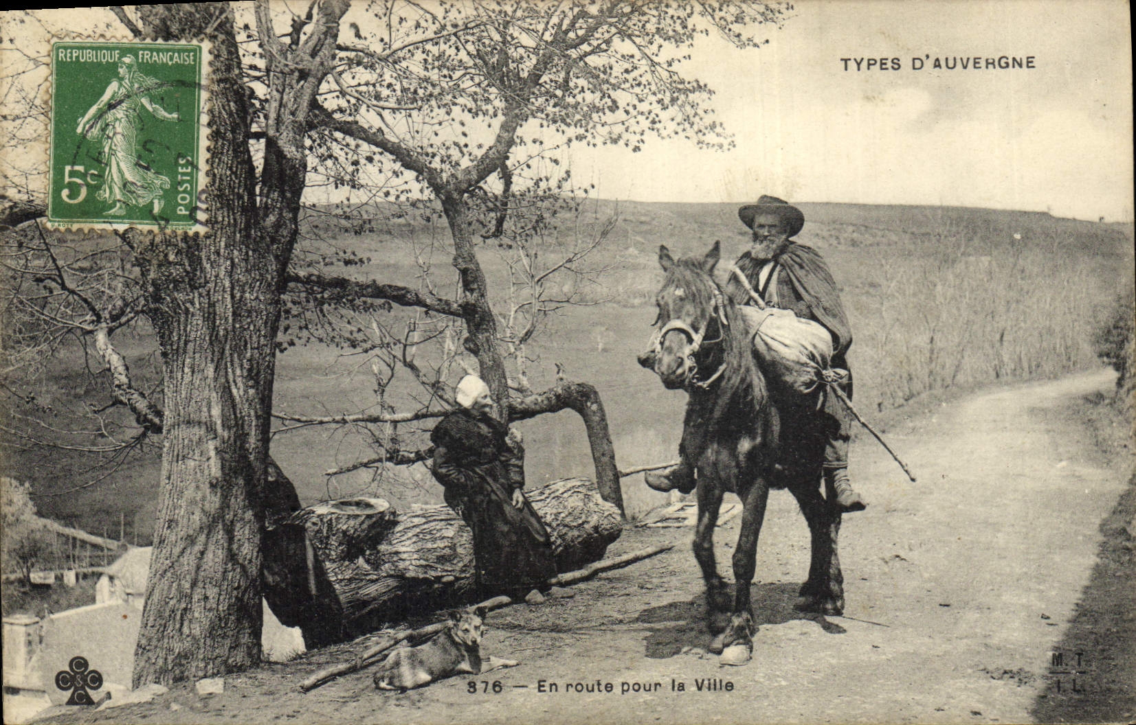 CPA Folklore Auvergne En route pour la ville Cheval