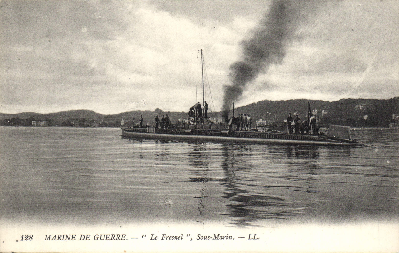 CPA Bateau de Guerre Le Fresnel Sous marin