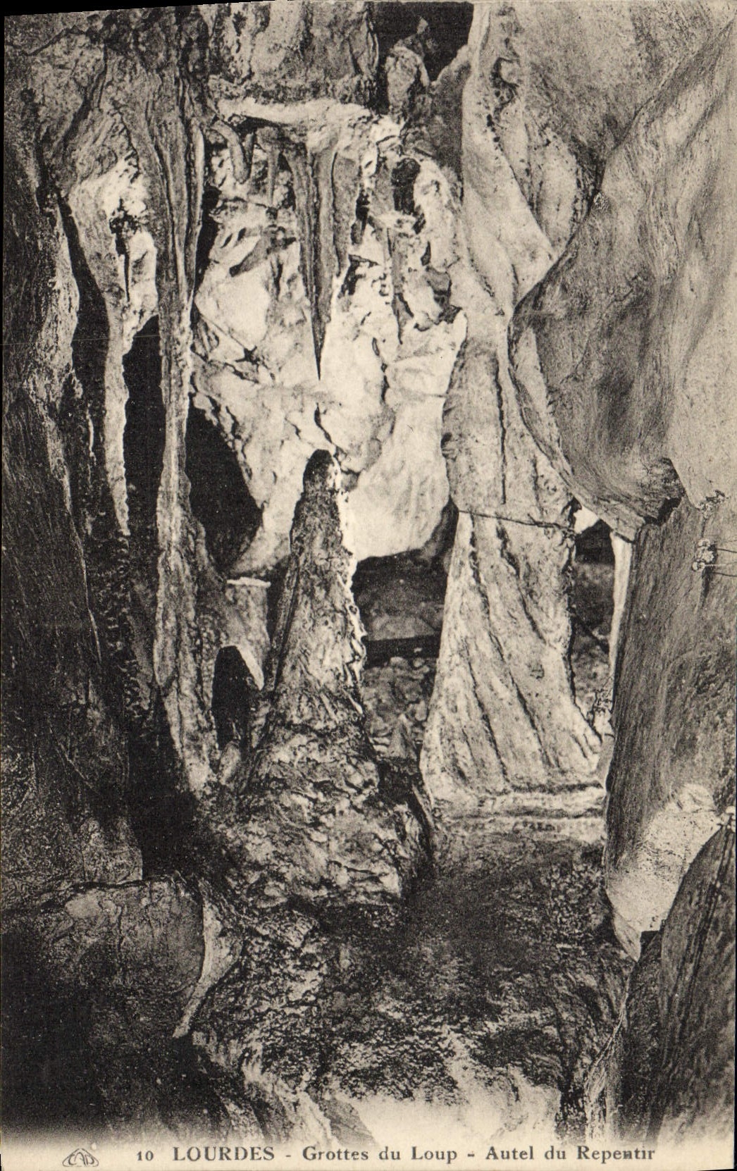 CPA Grotte Grottes Lourdes Grottes du loup Autel du repentir