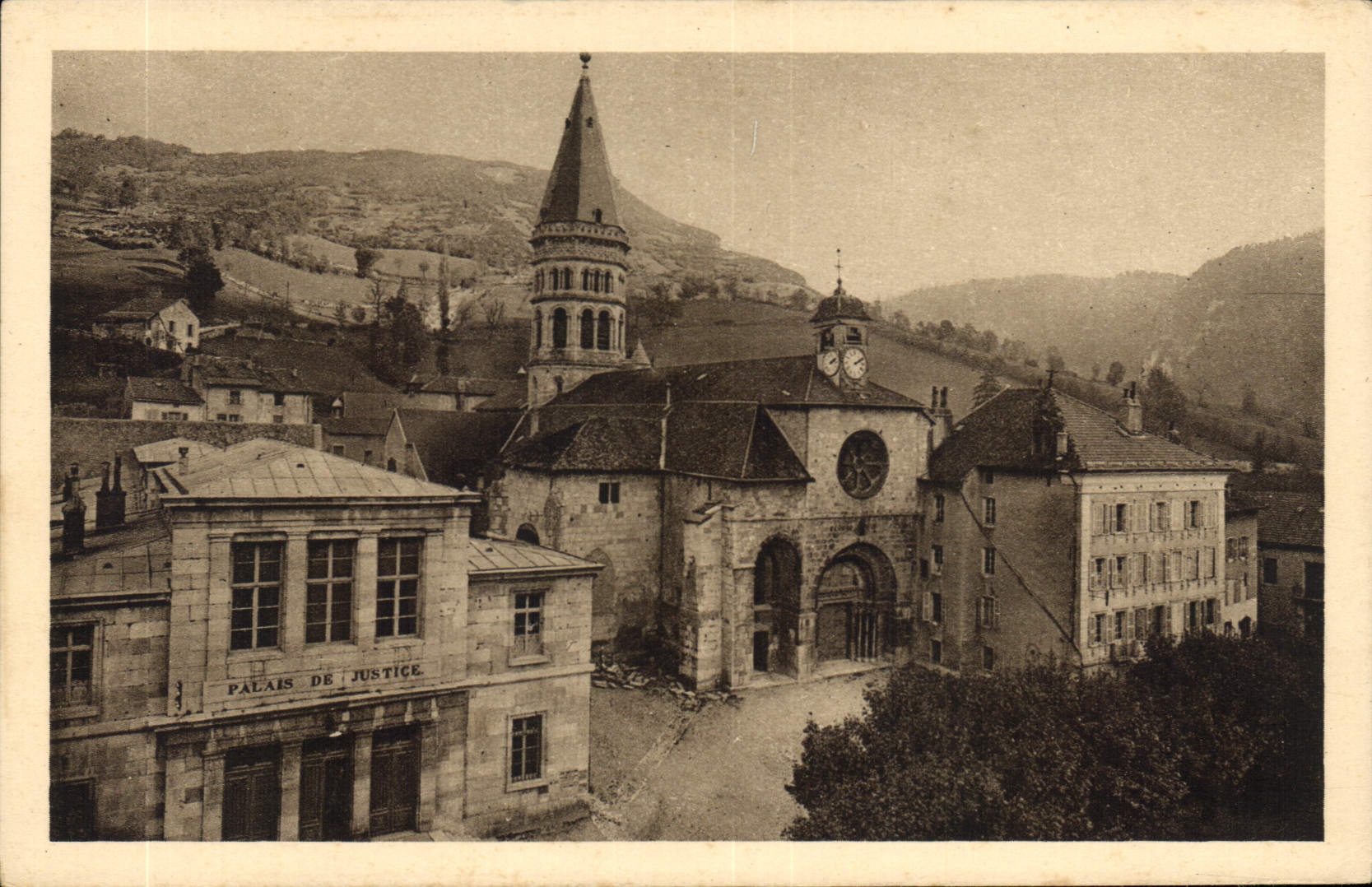 CPA Eglise de Nantua et Palais de Justice