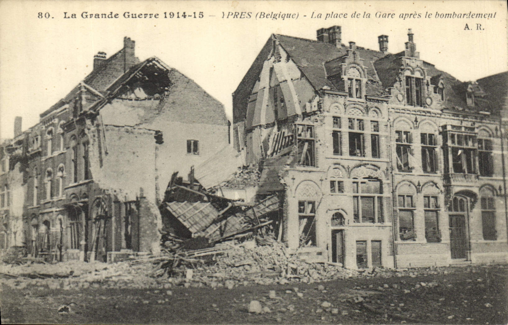 CPA Militaria Ypres La place de la Gare apres le bombardement