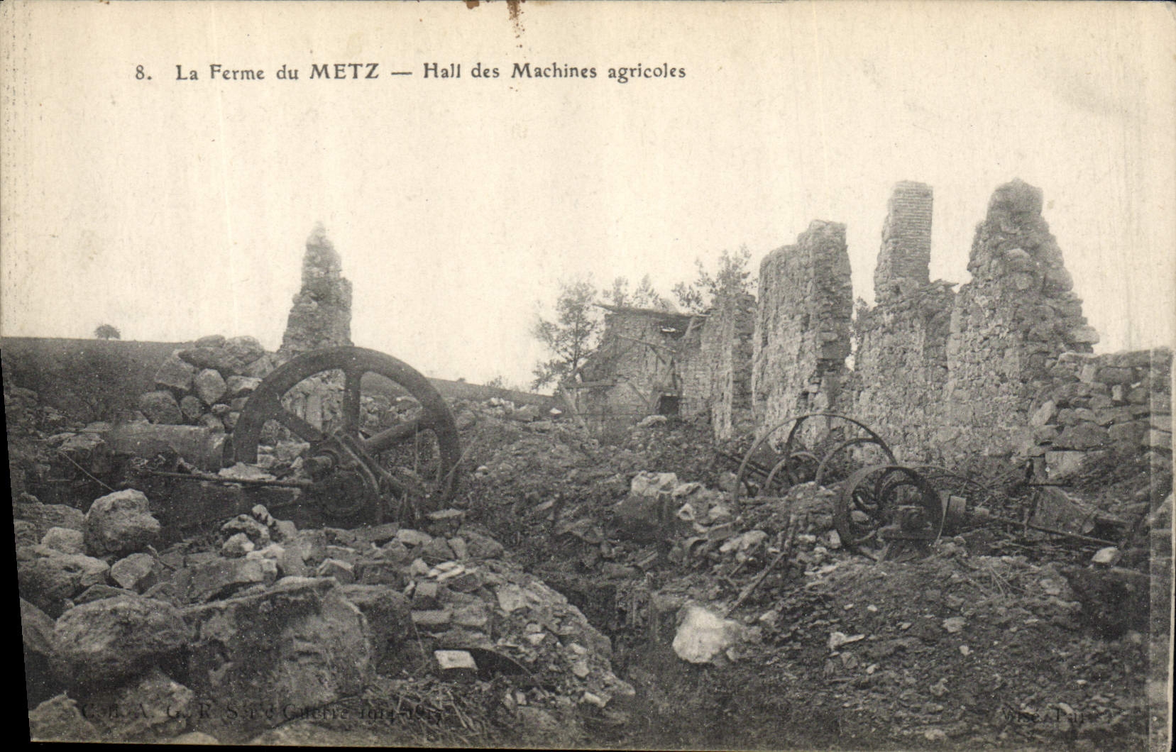 CPA Militaria La ferme du Metz Hall des Machines agricoles