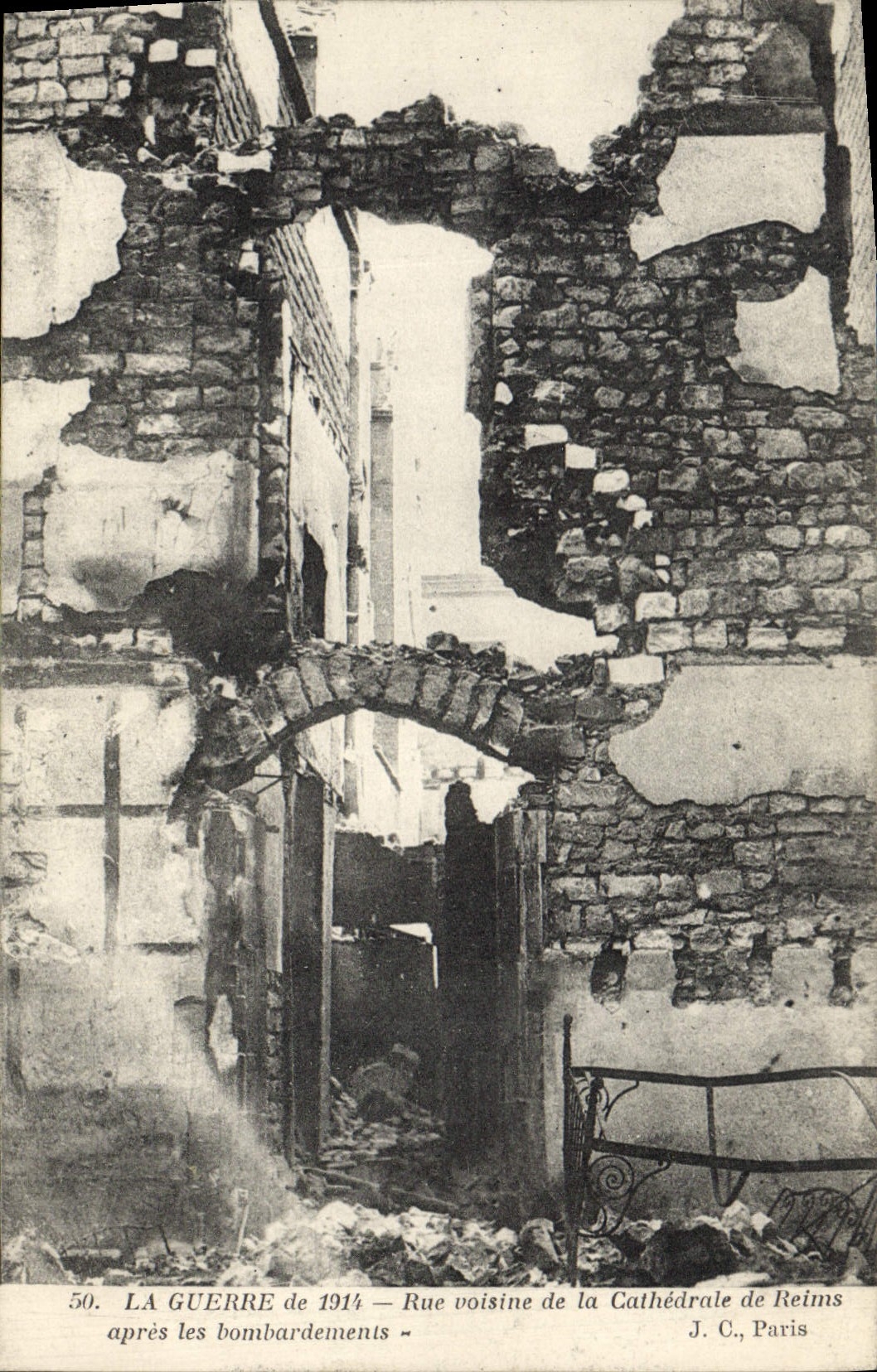 CPA Militaria Rue voisine de la cathedrale de Reims apres les bombardements