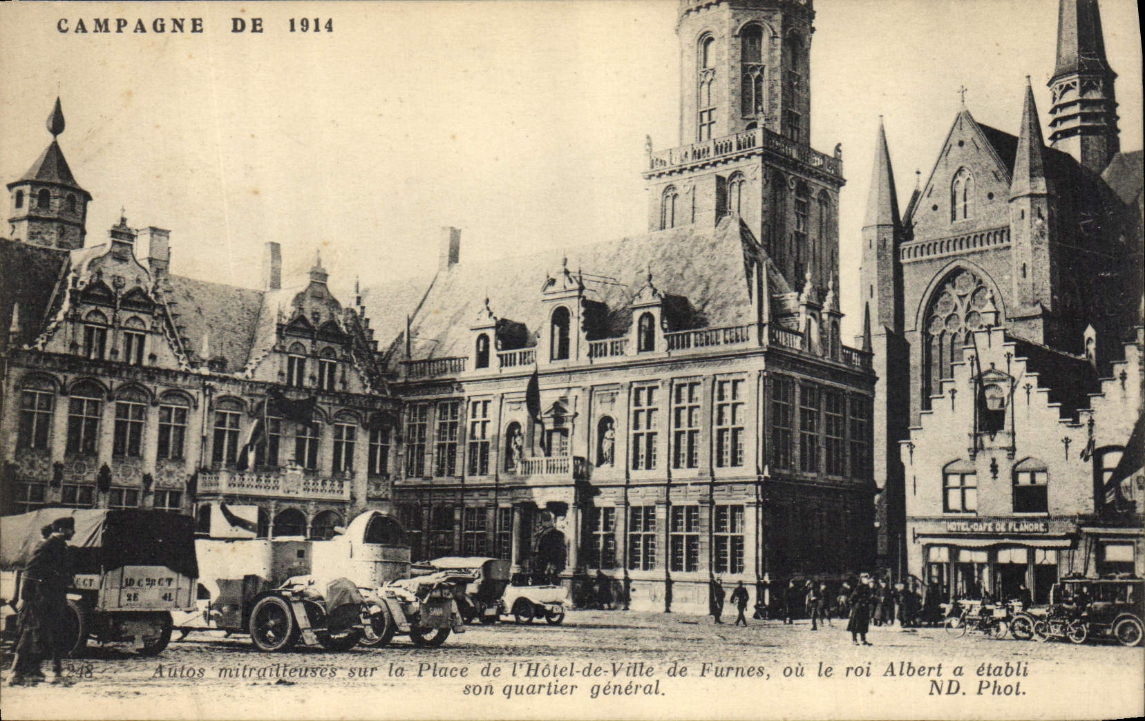 CPA Militaria Autos mitrailleuses sur la place de l'Hotel de Ville de Furnes ou le roi Albert a etab