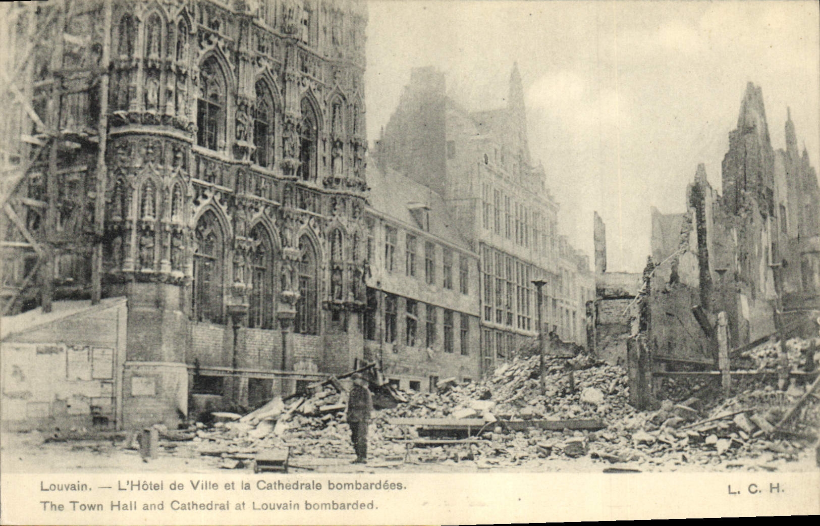 CPA Militaria Louvain L'Hotel de ville et la cathedrale bombardees