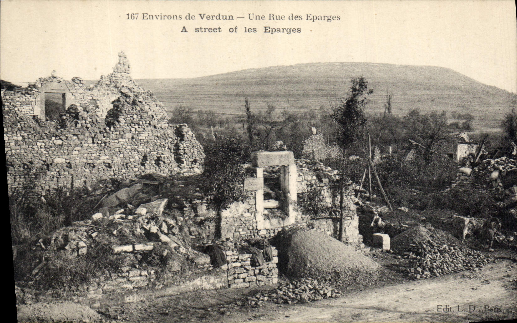 CPA Militaria Environs de Verdun Une rue des Eparges