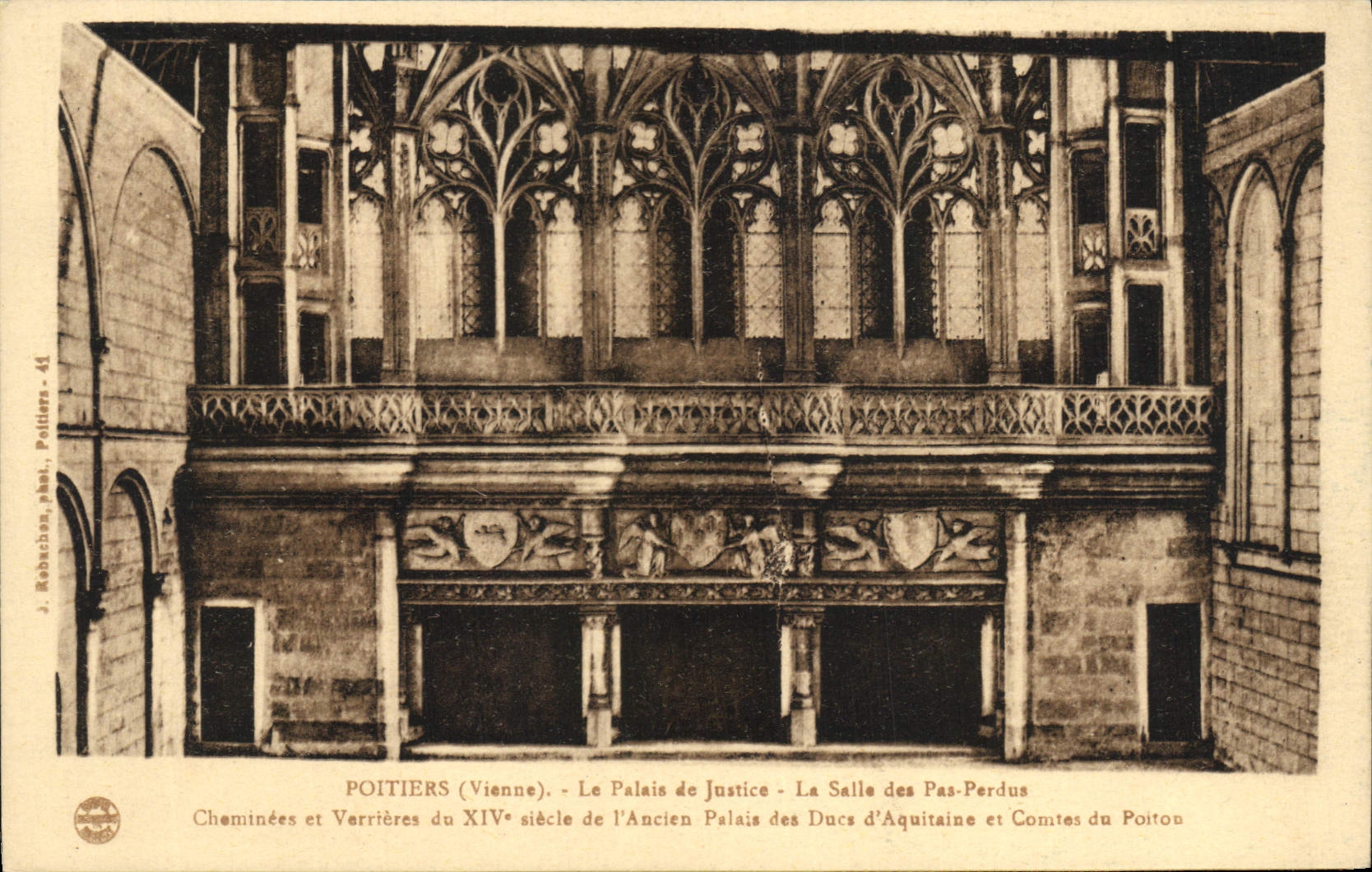 CPA Palais de justice La Salle des Pas Perdus Poitiers Cheminees et Verrieres