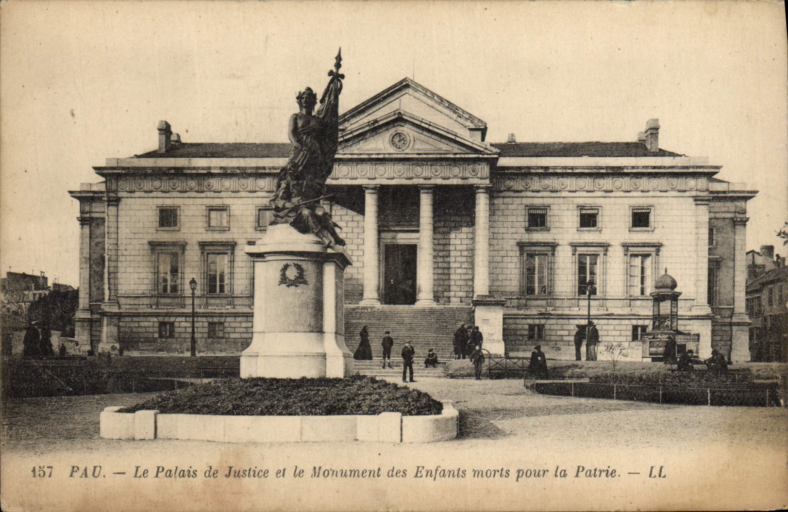 CPA Palais de justice et le Monument des enfants morts pour la Patrie Pau