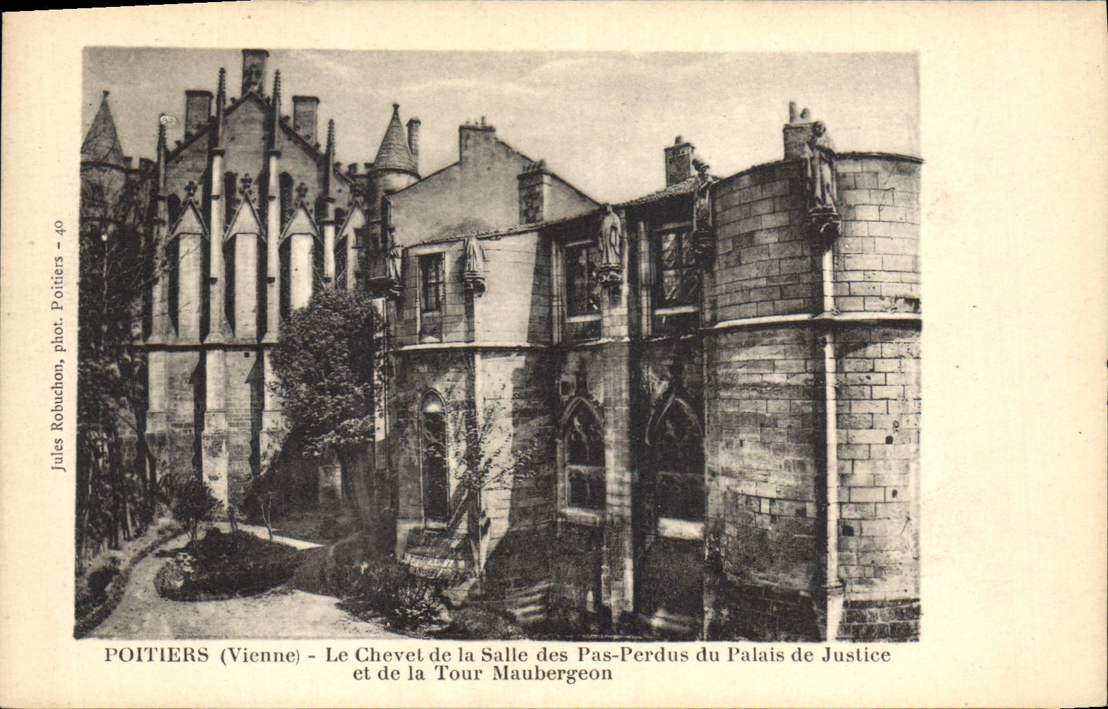 CPA Palais de justice Poitiers Le chevet de la salle des Pas perdus du palais de justice et de la To