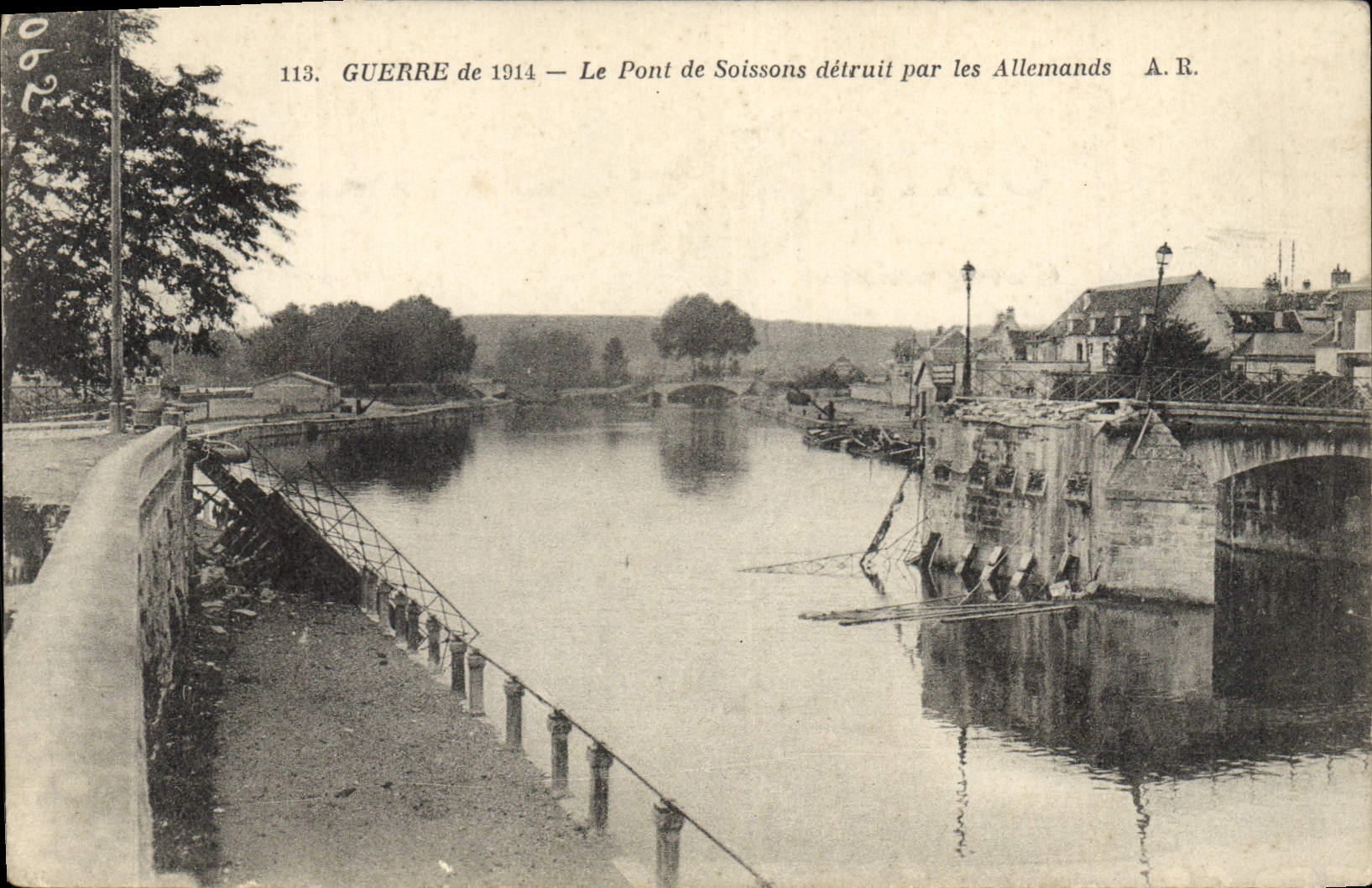 CPA Militaria Le pont de Soissons detruit par les Allemands