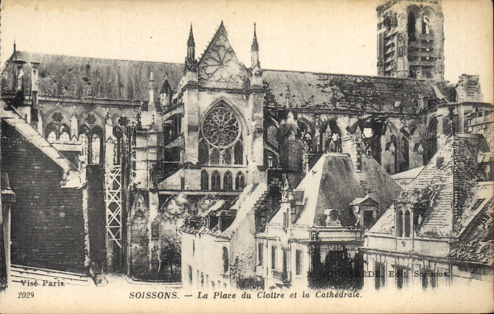 CPA Militaria Soissons La place du cloitre et la cathedrale