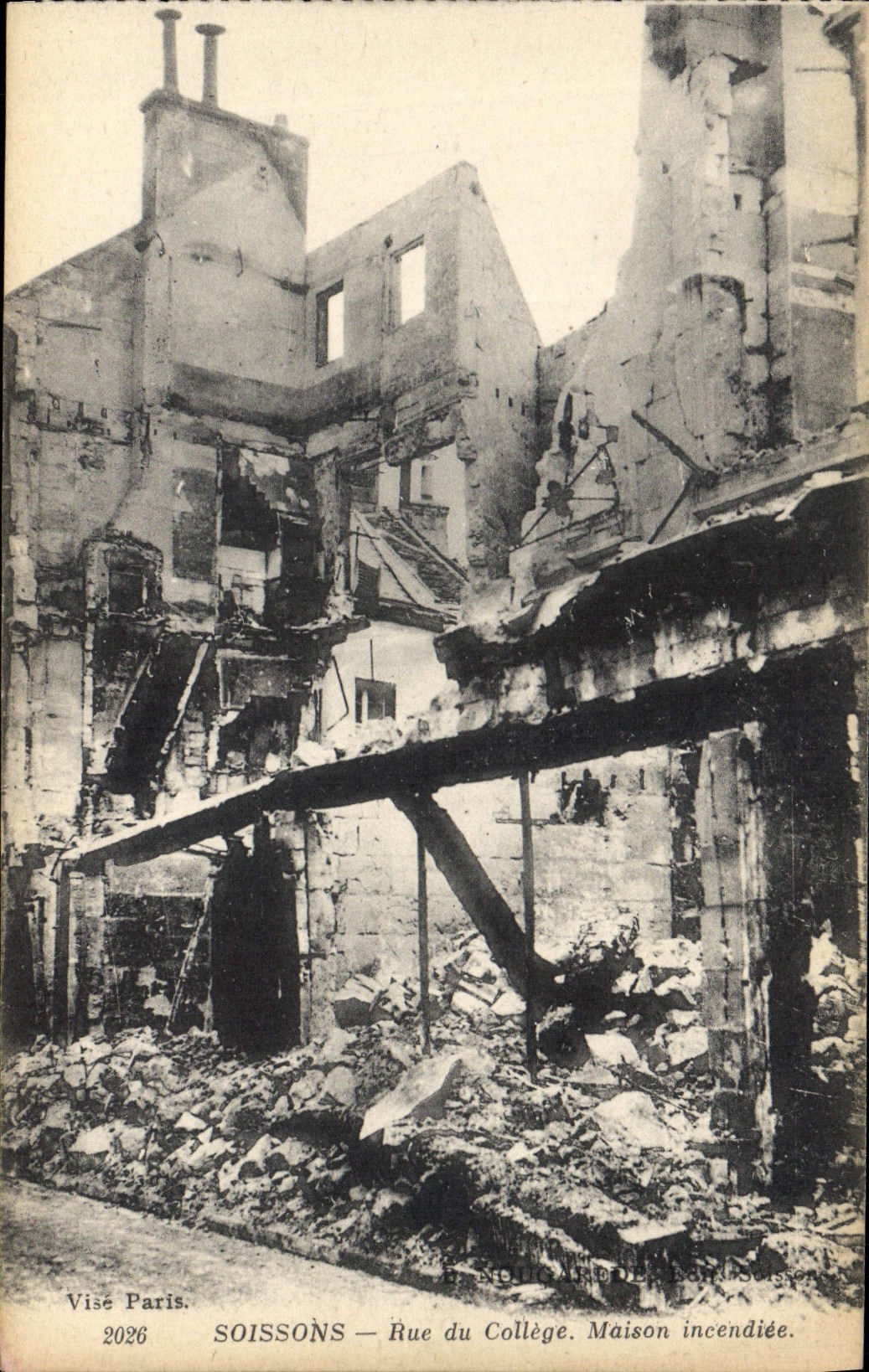 CPA Militaria Soissons Rue du College Maison incendiee