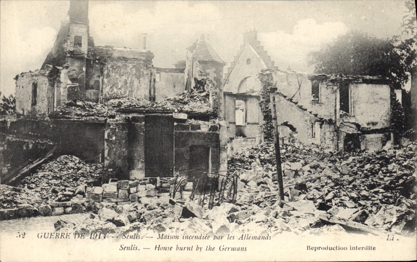 CPA Militaria Senlis Maison incendiee par les Allemands