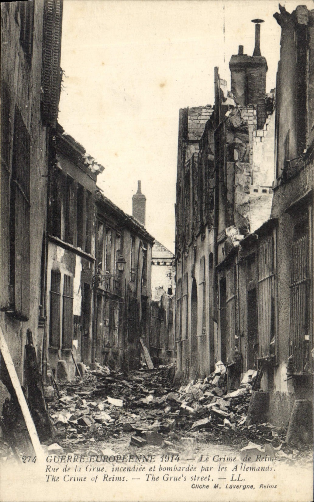 CPA Militaria Le crime de Reims Rue de la Grue incendiee et bombardee par les Allemands