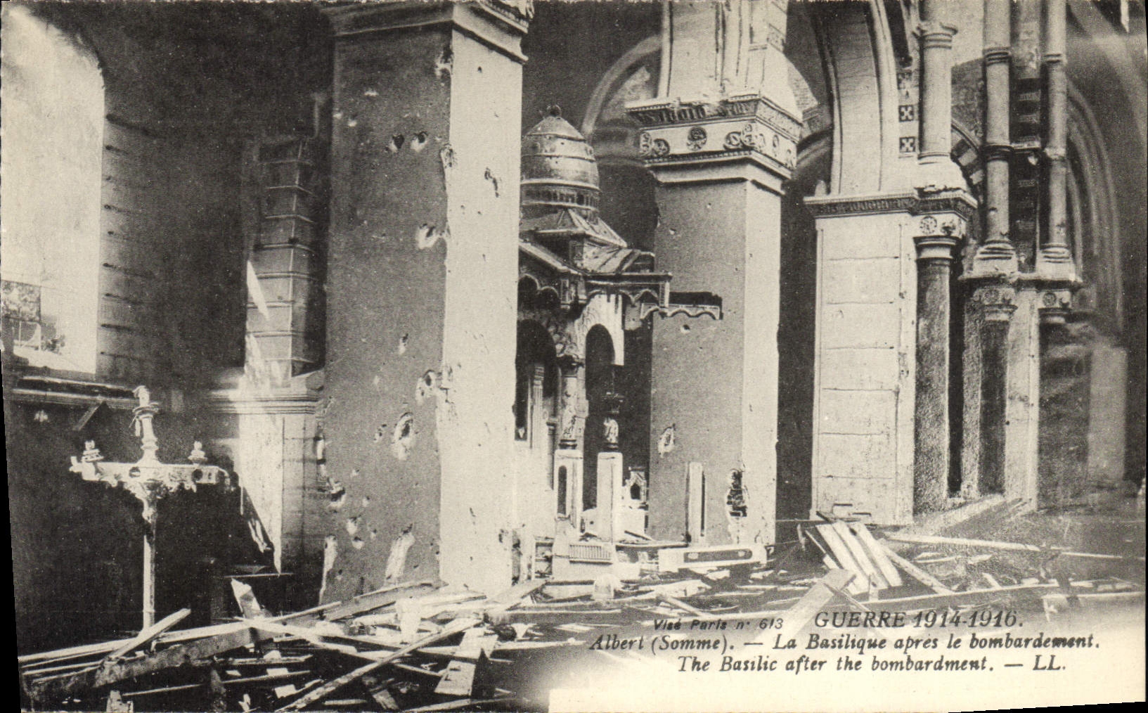 CPA Militaria Albert La basilique apres le bombardement