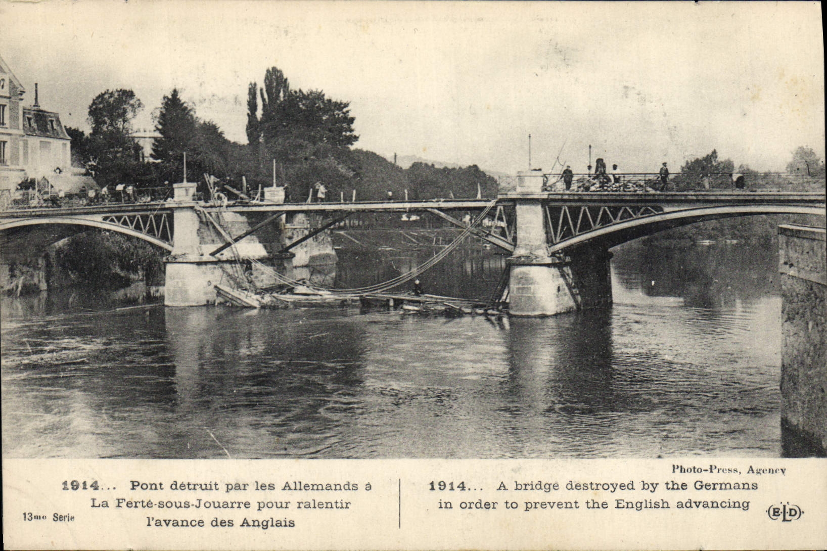 CPA Militaria Pont detruit par les Allemands a la Ferte sous Jouarre pour ralentir l'avance des Angl