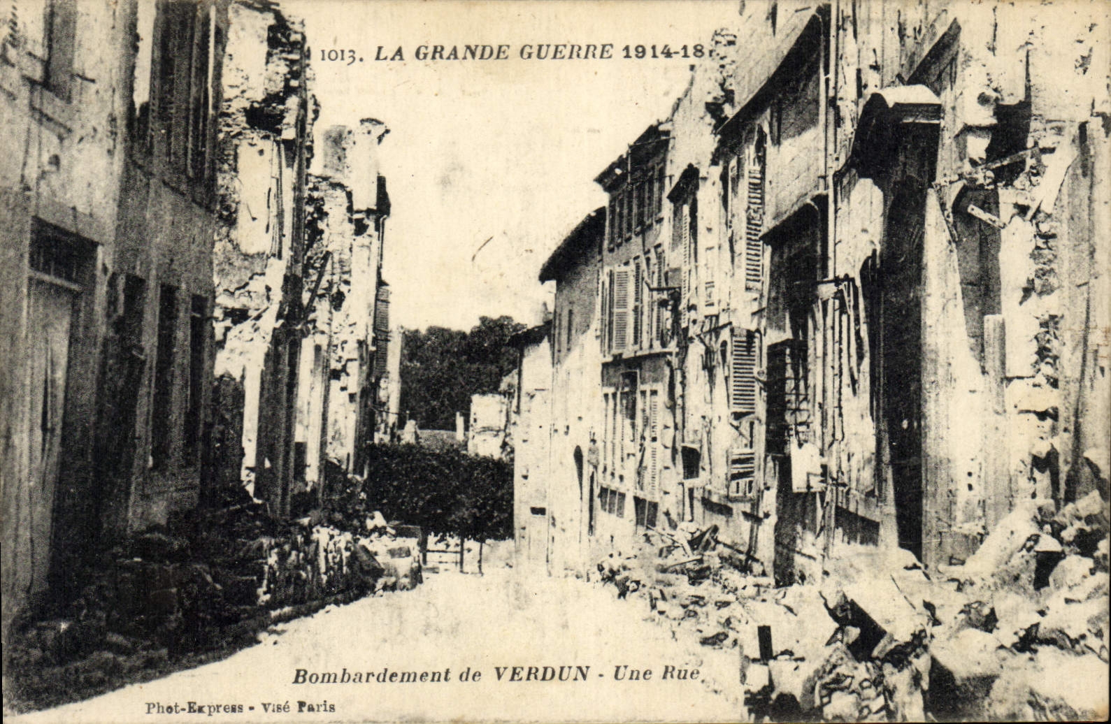 CPA Militaria Bombardement de Verdun Une rue