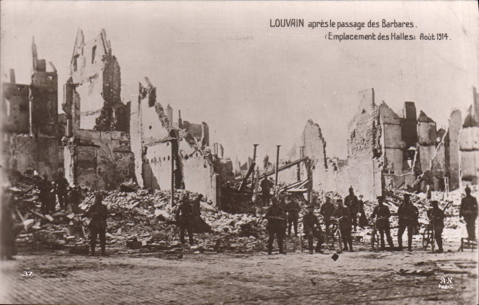 CPA Militaria Louvain apres le passage des Barbares Emplacement des Halles 