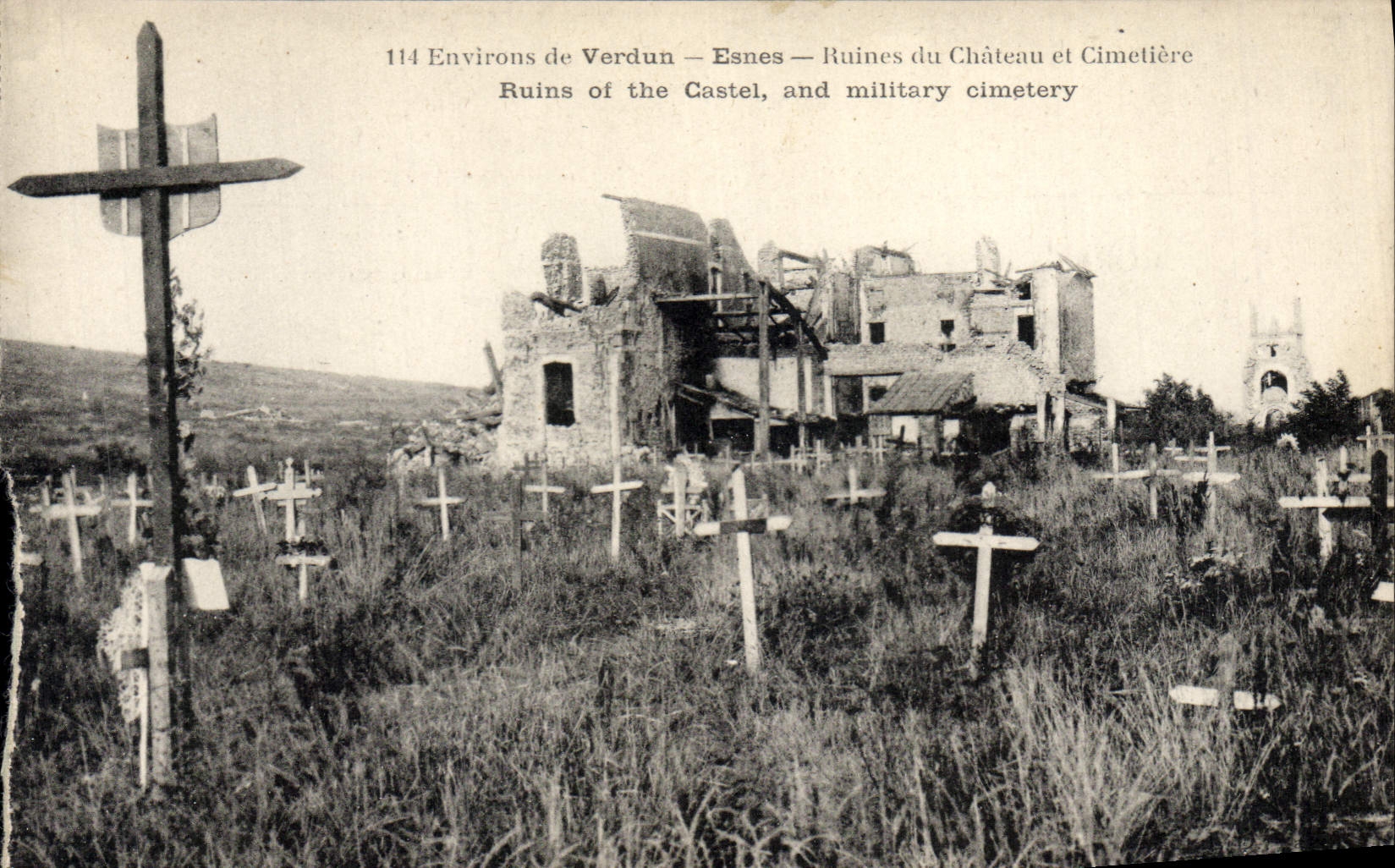 CPA Militaria Environs de Verdun Esnes Ruines du chateau et cimetiere 