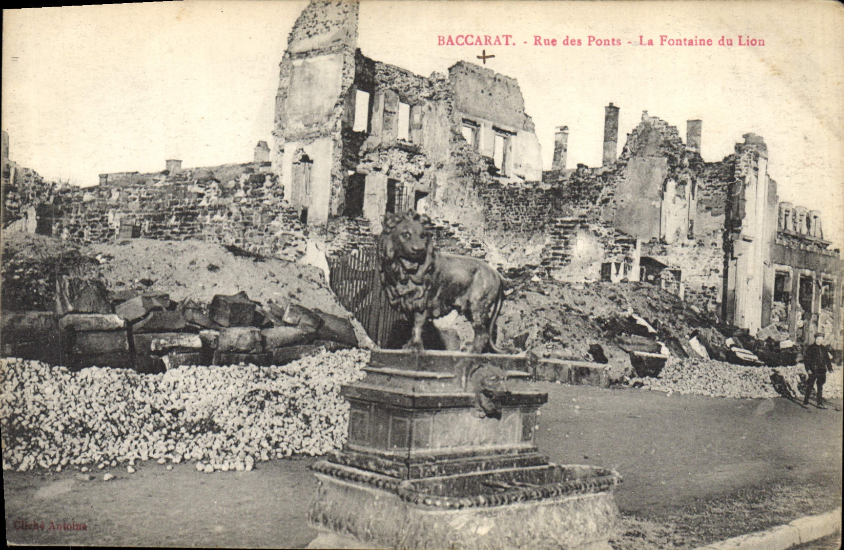 CPA Militaria Baccarat Rue des ponts La fontaine du lion 