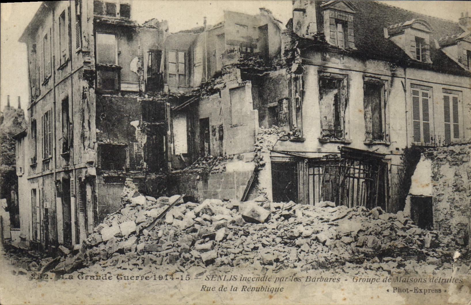 CPA Militaria Senlis incendie par les barbares