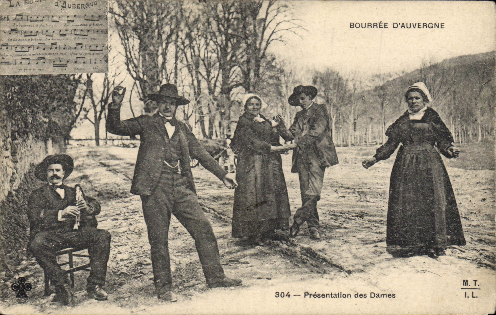 CPA Folklore Auvergne Presentation des dames La Bourree 