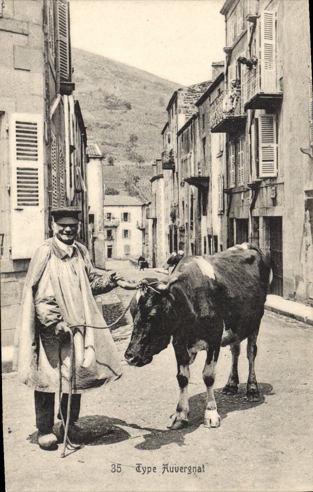 CPA Folklore Type Auvergnat Vache 