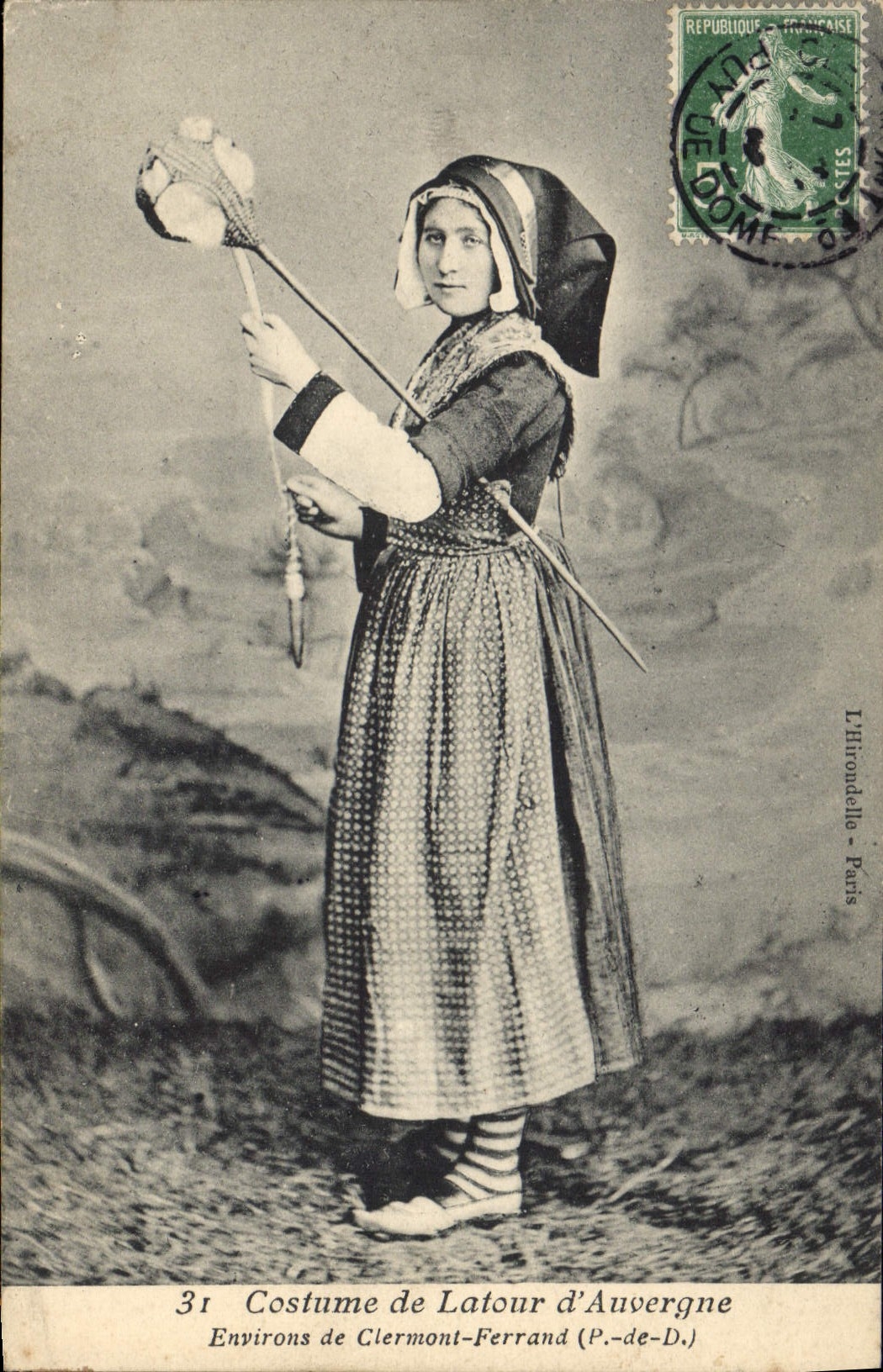 CPA Folklore Costume de Latour d'Auvergne Environs de Clermont Ferrand 