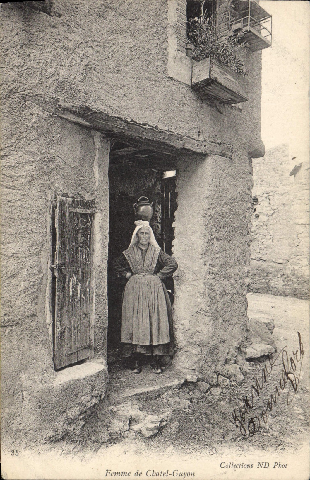 CPA Folklore Femme de Chatel Guyon 