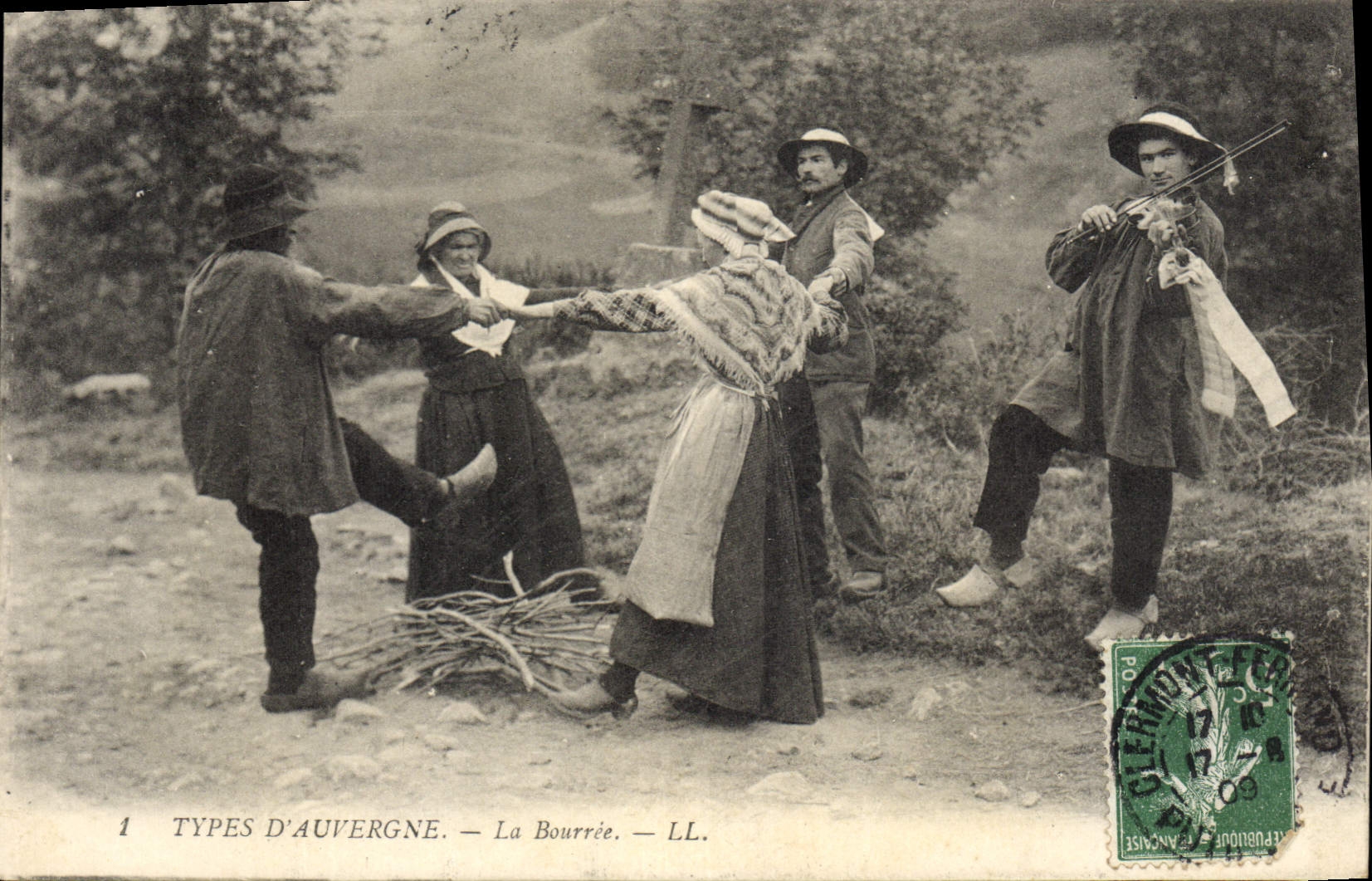 CPA Folklore La Bourree d'Auvergne 