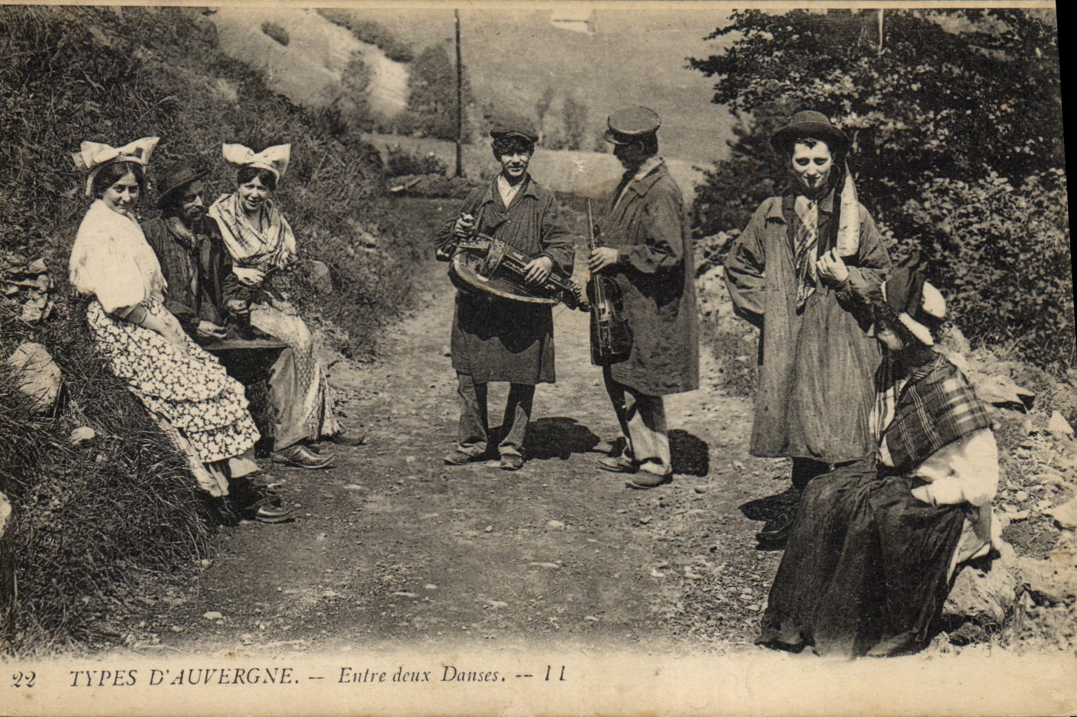 CPA Folklore Auvergne Entre deux danses 