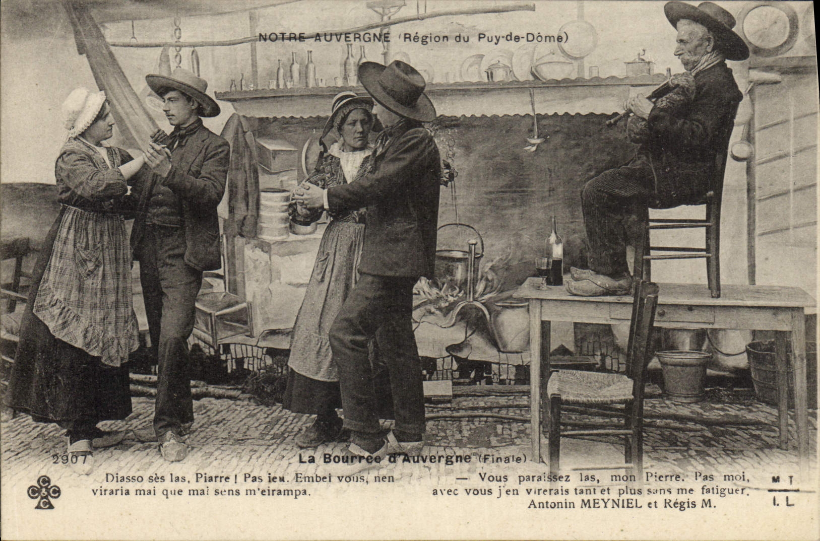 CPA Folklore Auvergne La Bourree 