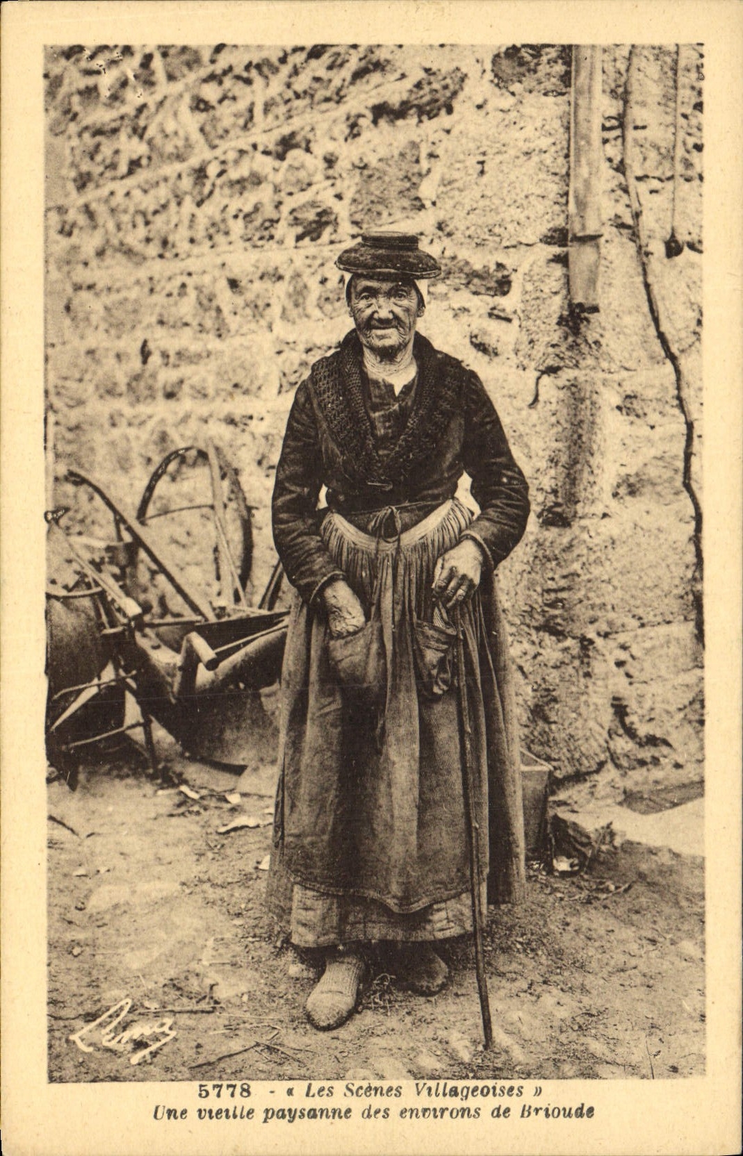 CPA Folklore Les scenes villageoises Une vieille paysanne des environs de Brioude 