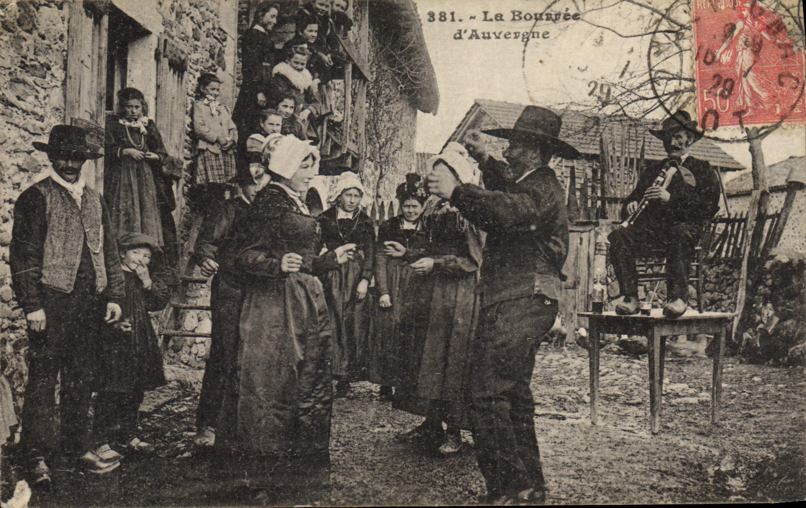CPA Folklore La Bourree d'Auvergne 
