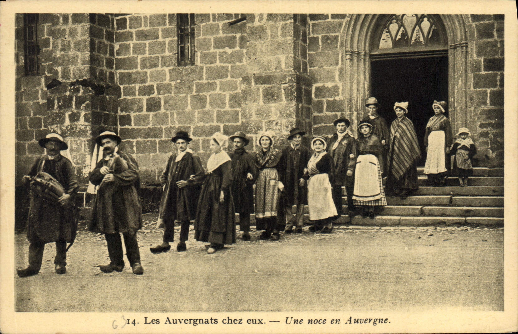 CPA Folklore Les Auvergnants chez eux Une noce en Auvergne Mariage 